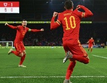 Aaron Ramsey (#10) fue el autor de los dos goles que le dieron la victoria al conjunto galés. AFP
