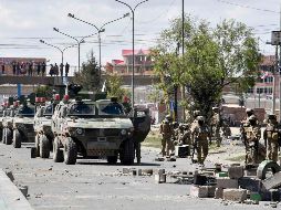 Soldadados vigilan hoy afuera de la planta de combustible Senkata en El Alto. En un operativo de las fuerzas conjuntas para despejar ayer el acceso al sitio murieron tres personas y 30 más quedaron heridas. AFP/A. Raldes