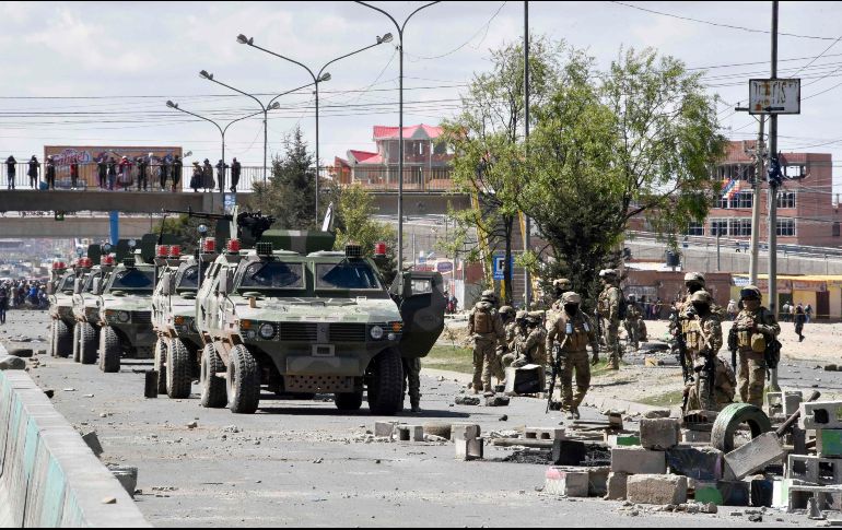 Soldadados vigilan hoy afuera de la planta de combustible Senkata en El Alto. En un operativo de las fuerzas conjuntas para despejar ayer el acceso al sitio murieron tres personas y 30 más quedaron heridas. AFP/A. Raldes