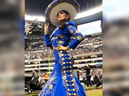 El pasado lunes Ana Bárbara tuvo un error al cantar el Himno Mexicano durante un partido de futbol americano en el Estadio Azteca. TWITTER / @anabarbaramusic