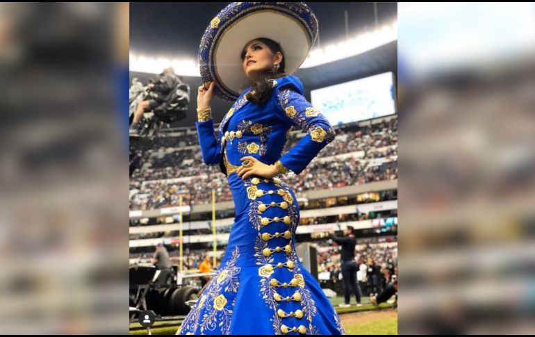 El pasado lunes Ana Bárbara tuvo un error al cantar el Himno Mexicano durante un partido de futbol americano en el Estadio Azteca. TWITTER / @anabarbaramusic