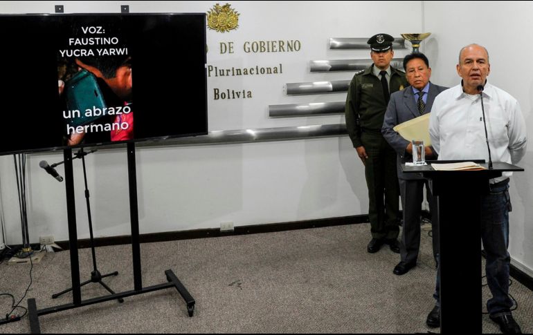 En rueda de prensa en La Paz, el ministro interno de Gobierno, Arturo Murillo, mostró el video donde presuntamente se oye que Evo Morales organiza los bloqueos. AFP/J. Bernal