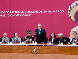 López Obrador también otorgó condecoraciones de perseverancia por 10 y hasta 45 años de servicio ininterrumpido en las Fuerzas Armadas. NTX / G. Granados