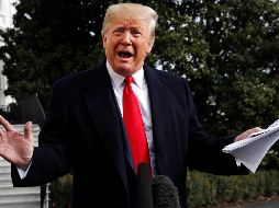 Trump apareció ante la prensa con un bloc de notas y leyó algunas de las declaraciones que el embajador ante la UE hizo durante su testimonio. AP/J. Martin