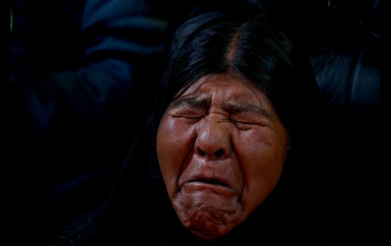 Virginia Ticona llora en el funeral de su hijo Antonio. AP/N. Pisarenko