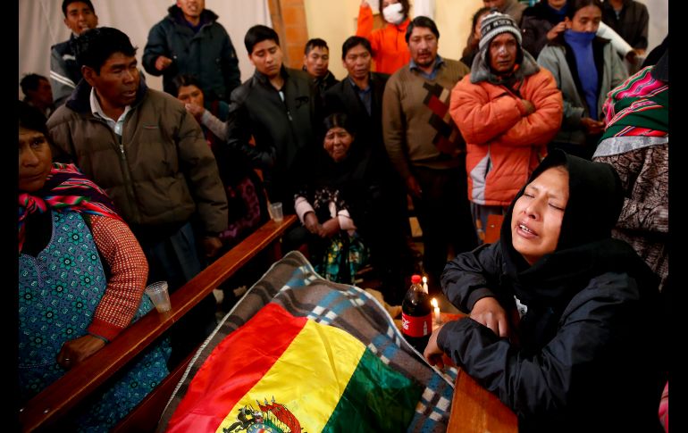 Gloria Quispe reacciona hoy junto al cuerpo de su hermano Antonio, uno de los fallecidos la víspera en los enfrentamientos en El Alto. AP/N. Pisarenko