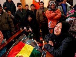 Gloria Quispe reacciona hoy junto al cuerpo de su hermano Antonio, uno de los fallecidos la víspera en los enfrentamientos en El Alto. AP/N. Pisarenko