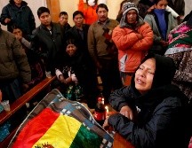 Gloria Quispe reacciona hoy junto al cuerpo de su hermano Antonio, uno de los fallecidos la víspera en los enfrentamientos en El Alto. AP/N. Pisarenko