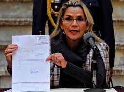 Jeanine Áñez muestra la solicitud al Congreso durante una conferencia de prensa. AFP/J. Bernal