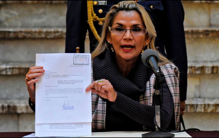 Jeanine Áñez muestra la solicitud al Congreso durante una conferencia de prensa. AFP/J. Bernal