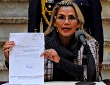 Jeanine Áñez muestra la solicitud al Congreso durante una conferencia de prensa. AFP/J. Bernal