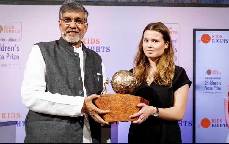 Luisa-Marie Neubauer recibe el galardón de manos del activista por los derechos de los niños, Kailash Satyarthi, ante la ausencia de Thunberg. EFE/M. Ser Wall