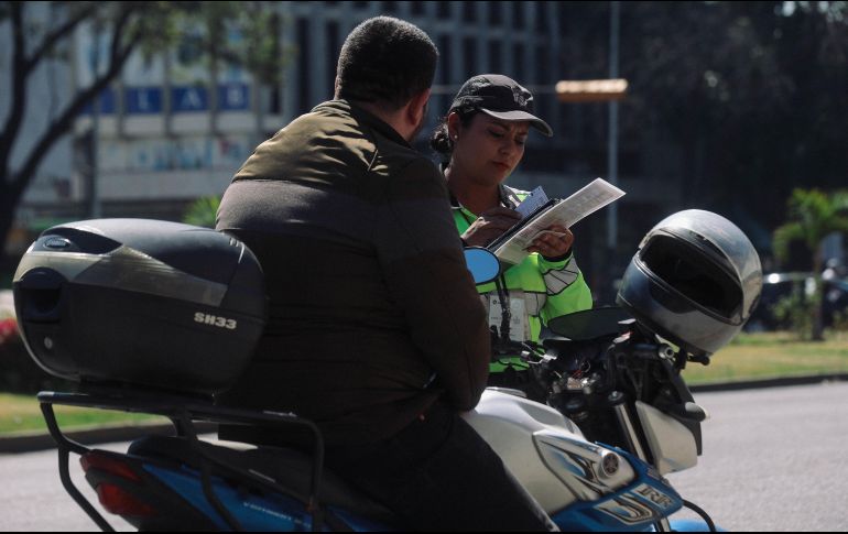 Sólo 4% de los motociclistas circula con póliza de seguro vigente y, en el caso de la licencia de conducir, 30% tiene el documento actualizado. EL INFORMADOR/Archivo