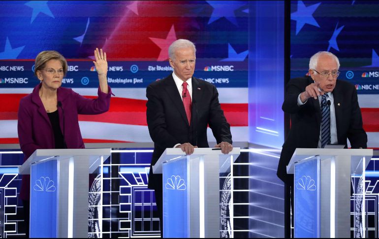 Elizabeth Warren (i a d), Joe Biden y Bernie Sanders participan en el quinto debate de las primarias demócratas, realizado en Atlanta. AFP/A. Wong