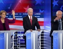Elizabeth Warren (i a d), Joe Biden y Bernie Sanders participan en el quinto debate de las primarias demócratas, realizado en Atlanta. AFP/A. Wong