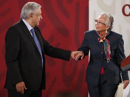 Al ser cuestionada sobre el anuncio que hizo el Presidente López Obrador de enviar una terna exclusiva de mujeres para ocupar la vacante de ministro en la Suprema Corte, Sánchez Cordero celebra la decisión. EFE / J. Méndez