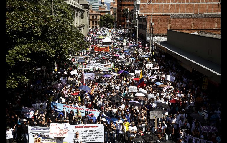 Miles de personas protestan este jueves en Medellín. EFE/L.Noriega