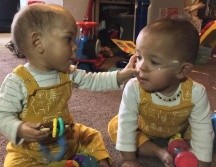 Deiniol (derecha) ya está en casa, pero todavía necesita oxígeno.