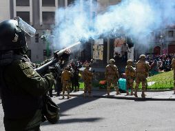 Las bombas lacrimógenas empleadas por la policía generaron una estampida que dejó varios heridos. AFP/A. Raldes