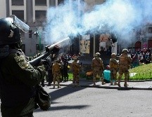 Las bombas lacrimógenas empleadas por la policía generaron una estampida que dejó varios heridos. AFP/A. Raldes