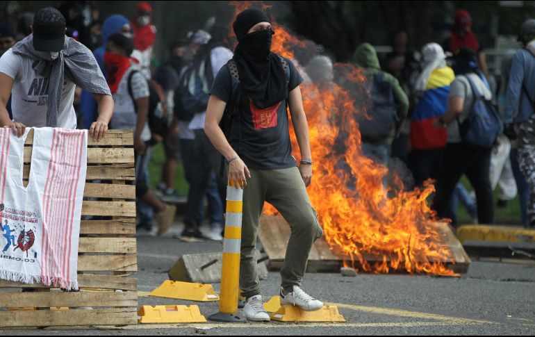 Grupos de manifestantes se enfrentan a la policía y al Escuadrón Móvil Antidisturbios (ESMAD), durante el Paro Nacional este jueves, en Bogotá. EFE/E. Guzmán