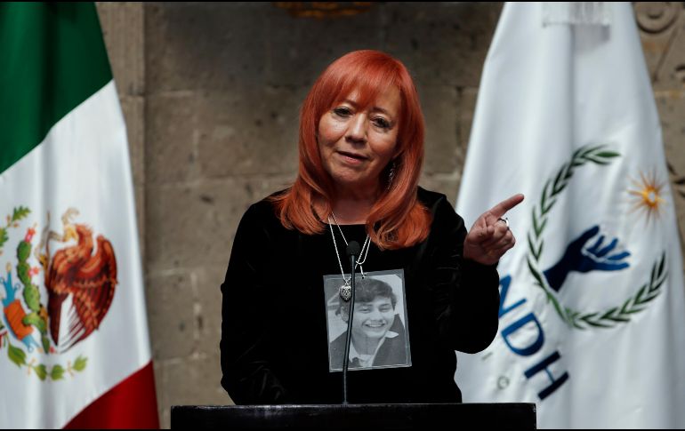 Rosario Piedra Ibarra llevaba una fotografía colgada al cuello de su hermano, Jesús Piedra, un caso emblemático de desaparición forzada. AP/M. Ugart