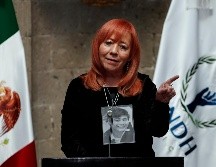 Rosario Piedra Ibarra llevaba una fotografía colgada al cuello de su hermano, Jesús Piedra, un caso emblemático de desaparición forzada. AP/M. Ugart