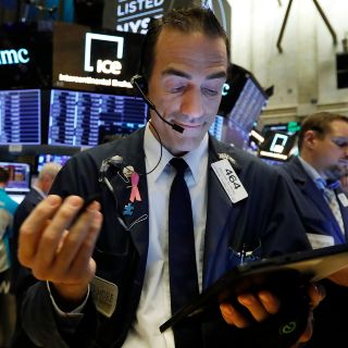 Wall Street baja ante dudas sobre el comercio