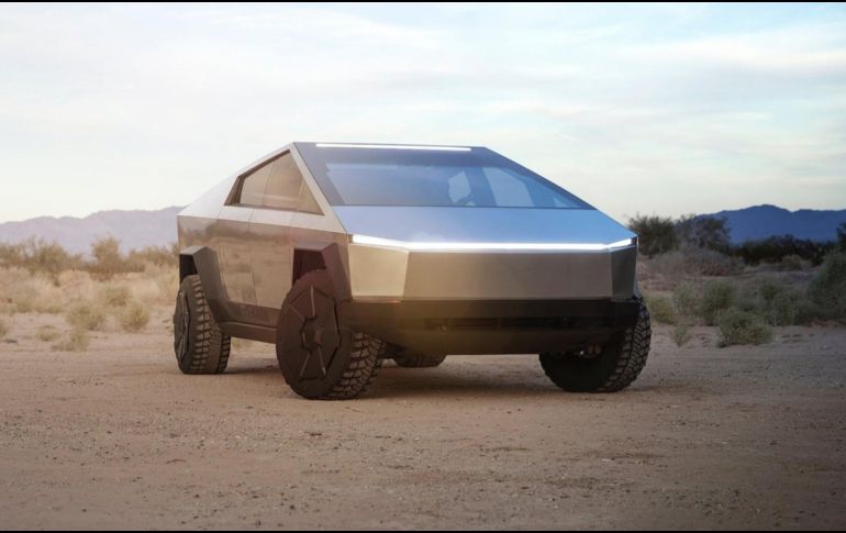 El CEO de Tesla describe al Cybetruck como la combinación perfecta entre un vehículo deportivo y capacidades en el espacio todo-terreno. ESPECIAL