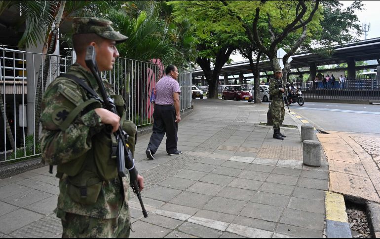 Elementos del Ejército vigilan las calles de Cali este viernes. AFP/L. Robayo