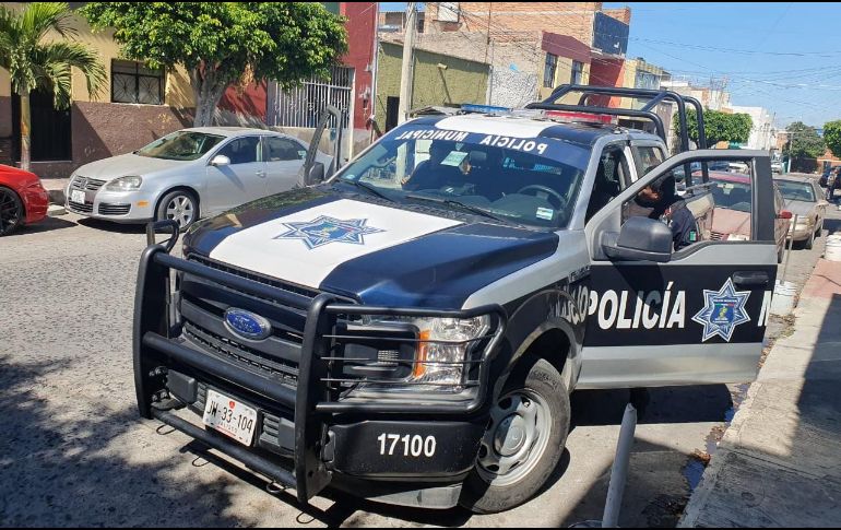 Una unidad de la Policía Municipal arribó al número 43 de la Avenida del Parque, al cruce con Hidalgo, donde se reportó una persona inconsciente. EL INFORMADOR / S. Blanco
