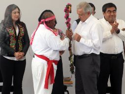 El Presidente Andrés Manuel López Obrador y el gobernador de Puebla, Miguel Barbosa, reciben bastones de mando durante su diálogo con el pueblo náhuatl. SUN