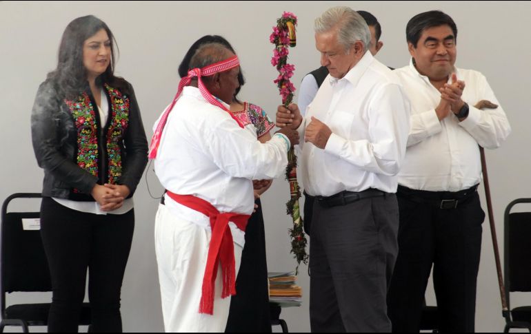El Presidente Andrés Manuel López Obrador y el gobernador de Puebla, Miguel Barbosa, reciben bastones de mando durante su diálogo con el pueblo náhuatl. SUN