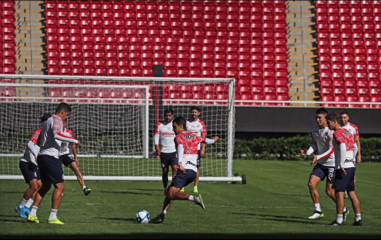 Los jugadores del Rebaño entrenaron en su estadio, donde esta noche recibirán al desahuciado Veracruz. TWITTER/@chivas