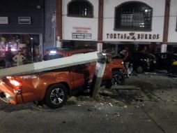 Bomberos municipales explican que si los vehículos no hubieran estado estacionados fuera del restaurante, el vehículo habría ingresado al local y los daños, podrían haber sido mayores. ESPECIAL/ Bomberos de Zapopan
