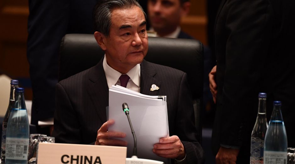 Wang Yi indica que Estados Unidos, con fines políticos, ha usado el aparato estatal para suprimir a empresas legítimas de China. AFP / C. Triballeau
