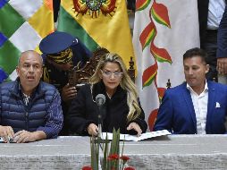 La presidenta interina de Bolivia, Jeanine Áñez (c), se prepara para pronunciar un discurso rodeada de miembros de su gabinete, en el Palacio de Gobierno en La Paz. EFE
