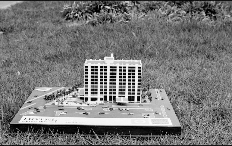 Crecimiento. Dos años después de su inauguración, Plaza del Sol presentó la maqueta de un hotel que se construiría en la zona. EL INFORMADOR