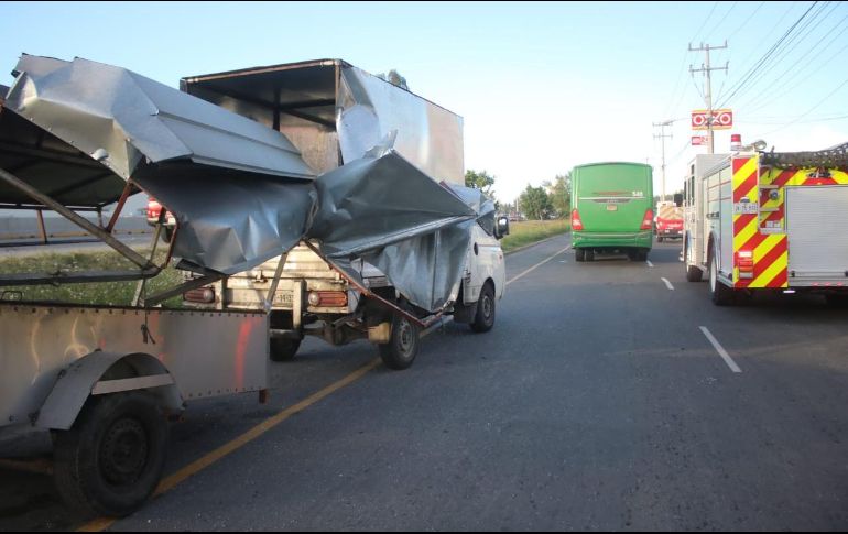 La camioneta remolcaba un puesto semifijo de alimento, el cual quedó destrozado. ESPECIAL/Bomberos de Zapopan