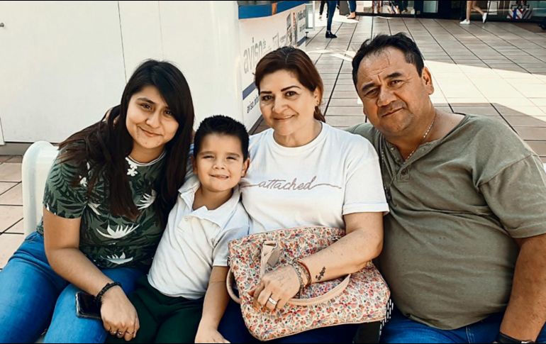 Juan Manuel Aguilar y su familia (Trabajador). EL INFORMADOR / N. Gutiérrez