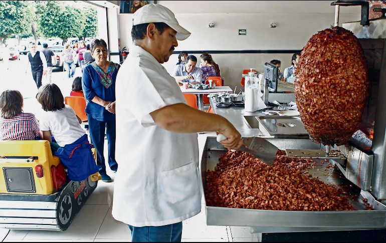 Prueba. Durante años, las familias han acudido a Plaza del Sol a comprar, pero también a cargar pilas con una rica comida. EL INFORMADOR / A. Camacho