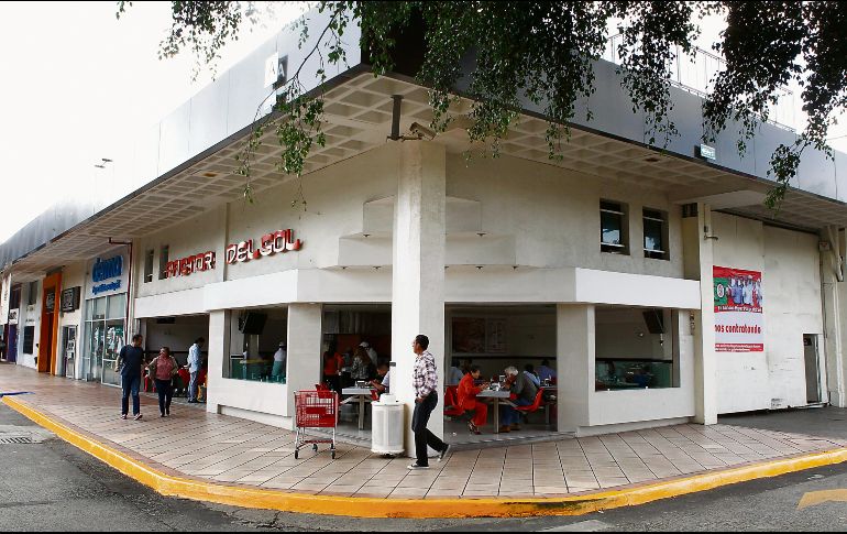 Un clásico. Una de las esquinas más reconocidas en Plaza del Sol es la que oferta unos ricos tacos al pastor. EL INFORMADOR / A. Camacho