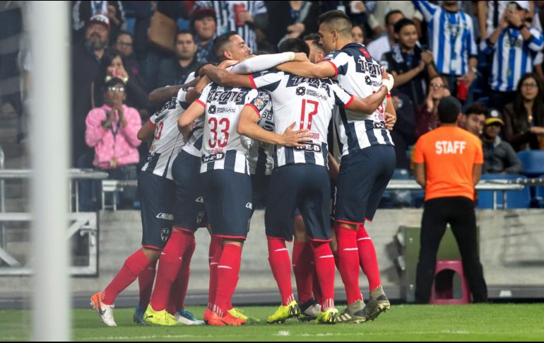 Jugadores de Monterrey celebran este sábado una anotación ante Atlas, durante el partido correspondiente a la jornada 19 del Torneo Apertura 2019. EFE/M. Sierra