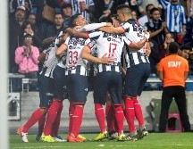 Jugadores de Monterrey celebran este sábado una anotación ante Atlas, durante el partido correspondiente a la jornada 19 del Torneo Apertura 2019. EFE/M. Sierra