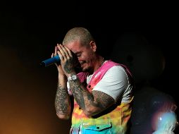 J Balvin salió al escenario a las 23:00 horas con el tema 