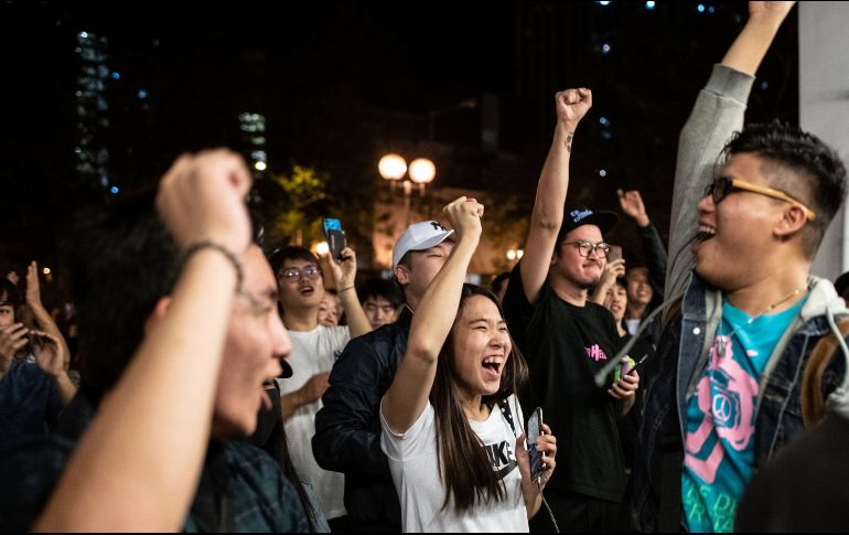 Simpatizantes de candidatos pro democracia celebran en Hong Kong tras la derrota del legislador en funciones Junius Ho. AFP/P. Fong