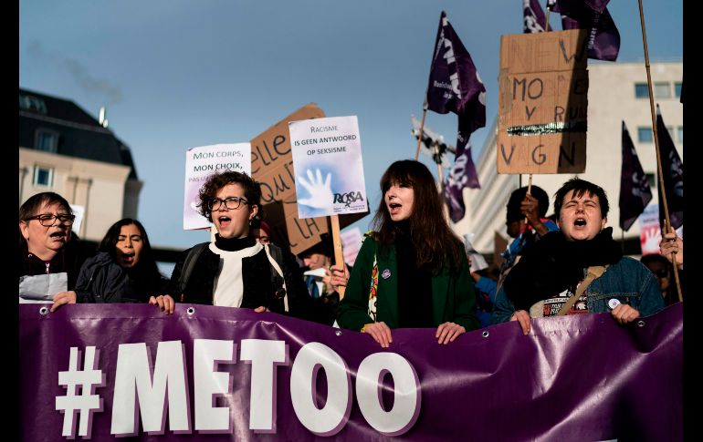 Mujeres representan a las víctimas de la violencia de género durante la protesta de hoy en la capital belga.   AFP/K. Tribouillard