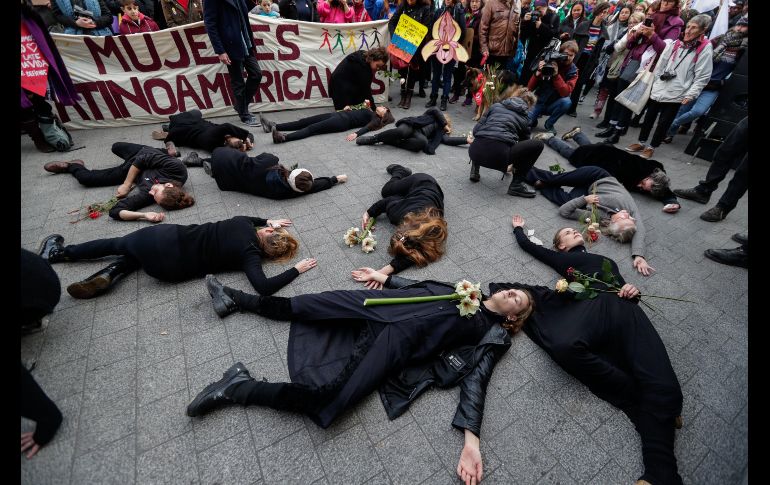 Mujeres representan a las víctimas de la violencia de género durante la protesta de hoy en la capital belga.  EFE/S. Lecocq