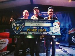 La banda tapatía Velmon sube al escenario para recoger su premio. AP