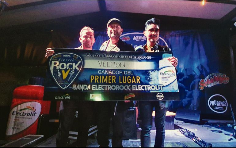 La banda tapatía Velmon sube al escenario para recoger su premio. AP